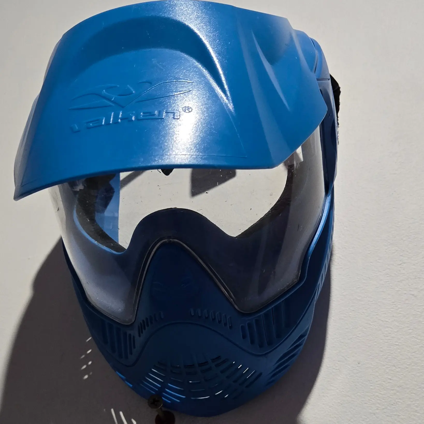 Le masque de protection à visière fourni à chaque participant.