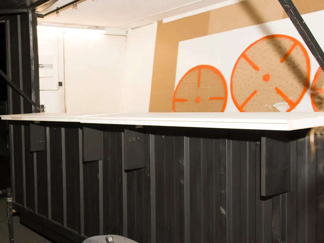 La Kastou Mobile ouverte de nuit : le comptoir et les cibles orange au fond de la remorque.
